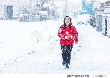 雪地裡奔跑的女人 99540235