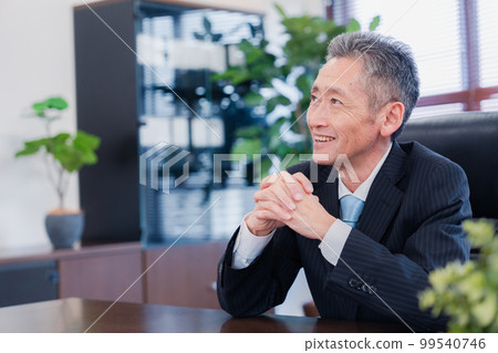 微笑的公司高管 微笑的公司高管 99540746