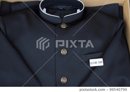 全新的初中入學校服和名牌 99540799