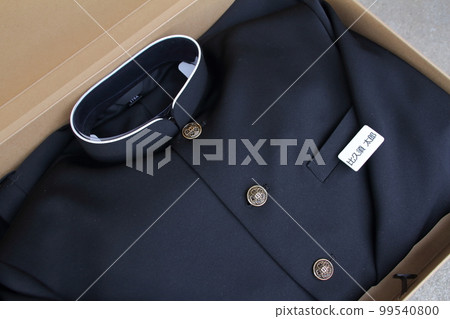 全新的初中入學校服和名牌 全新的初中入學校服和名牌 99540800