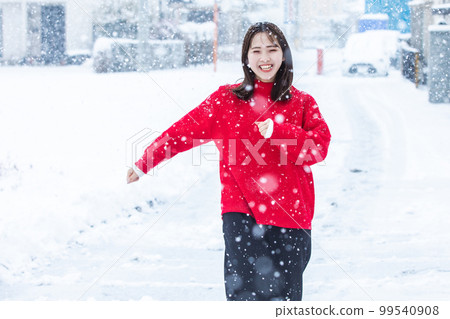 女人扔雪球雪 女人扔雪球雪 99540908