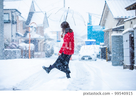 走在雪地裡的女人 99540915