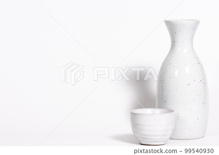 白色背景中的 Ochoko 和清酒瓶 白色背景中的 Ochoko 和清酒瓶 99540930