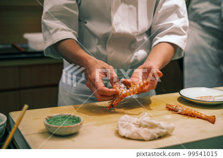 【#Edo-mae sushi】Itamae who removes the shrimp shell 99541015