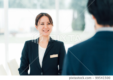 Women who work as wedding planners, bridesmaids, attendants, and hoteliers at wedding halls and hotels 99541500