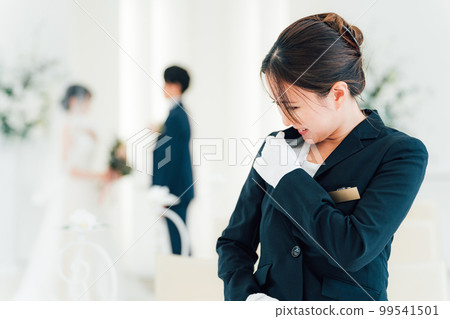 Women who work as wedding planners, bridesmaids, attendants, and hoteliers at wedding halls and hotels 99541501