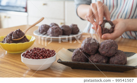 Image of a woman making ohagi and botamochi Image of a woman making ohagi and botamochi 99541507