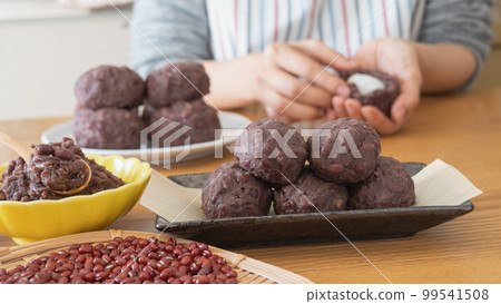 製作 ohagi 和 botamochi 的女人的形象 99541508