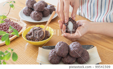 Image of a woman making ohagi and botamochi Image of a woman making ohagi and botamochi 99541509