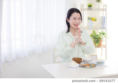 用餐場景 一位中年婦女正在用餐 99542077