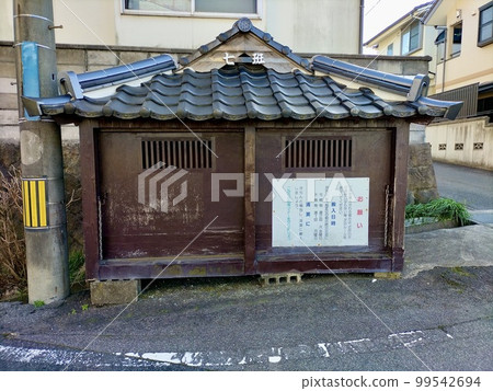 Tile-roofed garbage dump Tile-roofed garbage dump 99542694