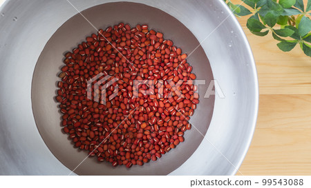 Reconstitute adzuki beans with water Image 99543088