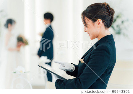 Women who work as wedding planners, bridesmaids, attendants, and hoteliers at wedding halls and hotels 99543501