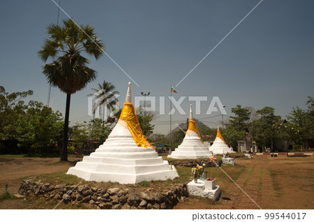 Three Pagodas Pass or trade relief point, Three Pagodas Border Pass It is a temporary crossing point for tourism. in the gorge of the mountain range Located on the border of Thailand and Myanmar. 99544017