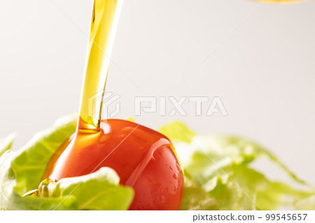 Apply olive oil to the salad Apply olive oil to the salad 99545657