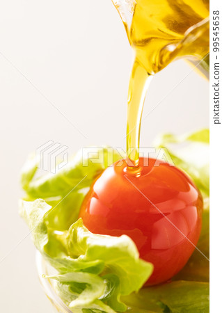 Apply olive oil to the salad Apply olive oil to the salad 99545658