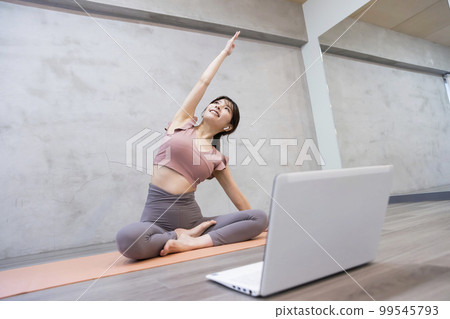在線課程中教授瑜伽的年輕女性 99545793