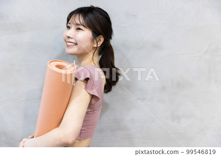 一個年輕女子站在瑜伽墊上 瑜伽圖像 99546819
