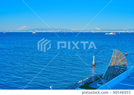 View to the west from the observation deck of the Umihotaru parking area in Kisarazu City, Chiba Prefecture (metal cutter, Mt. Fuji, Yokohama, etc.) 99546955