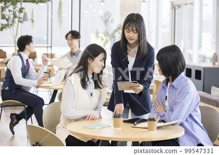 在時尚的辦公室咖啡廳工作的人們 99547331