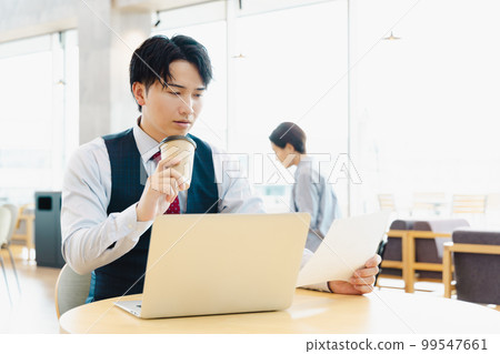 Men working in coworking space 99547661