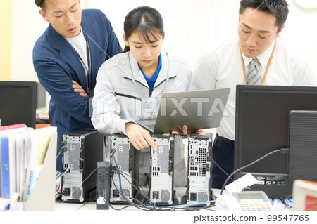 身著工作服的工作人員確認並解釋 PC 連接 商業形象 身著工作服的工作人員確認並解釋 PC 連接 商業形象 99547765