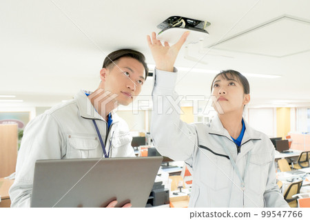 身穿工作服的員工正在檢查辦公室 Wi-Fi 業務形象 身穿工作服的員工正在檢查辦公室 Wi-Fi 業務形象 99547766
