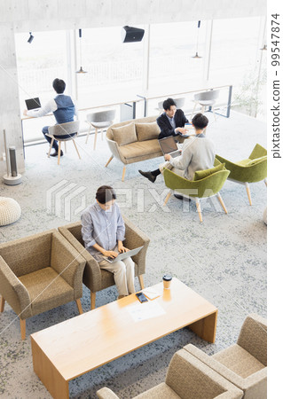 在時尚設計師辦公室工作的男男女女 99547874