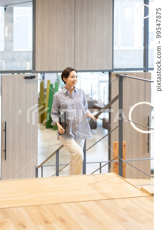 爬樓梯的女商人 99547875