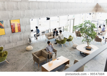 在時尚設計師辦公室工作的男男女女 99547884