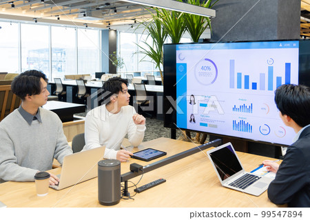 在會議空間工作的人 99547894