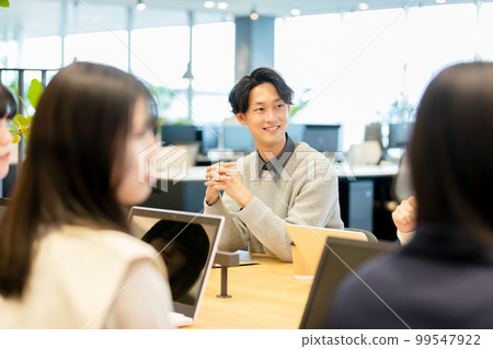 使用顯示器開會的男女 99547922