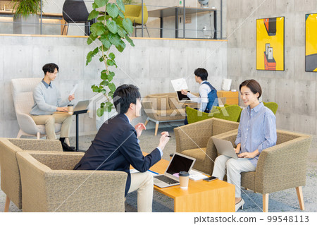 在時尚設計師辦公室工作的人們 在時尚設計師辦公室工作的人們 99548113