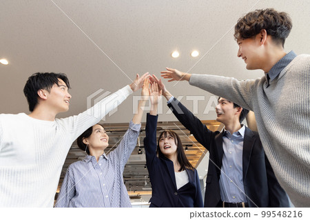 在時尚設計師辦公室工作的一群人 99548216