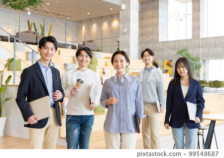 在時尚設計師辦公室工作的男男女女 在時尚設計師辦公室工作的男男女女 99548687