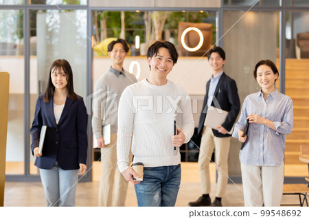 在時尚設計師辦公室工作的男男女女 99548692