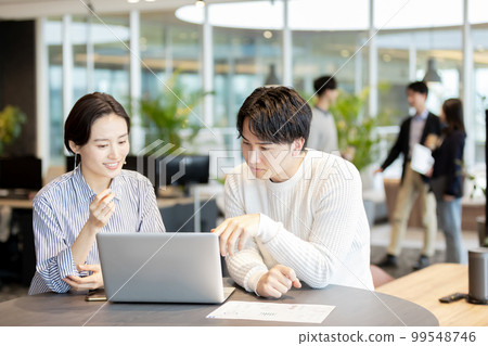 在設計師辦公室工作的人 99548746