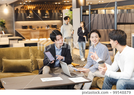 在設計師辦公室工作的商人 99548879