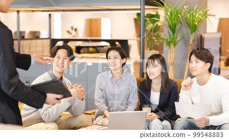 在設計師辦公室工作的人 在設計師辦公室工作的人 99548883