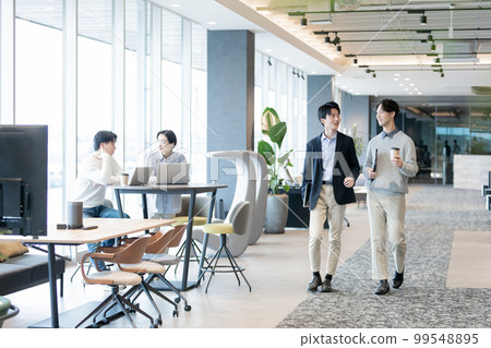 在設計師辦公室工作的人 在設計師辦公室工作的人 99548895