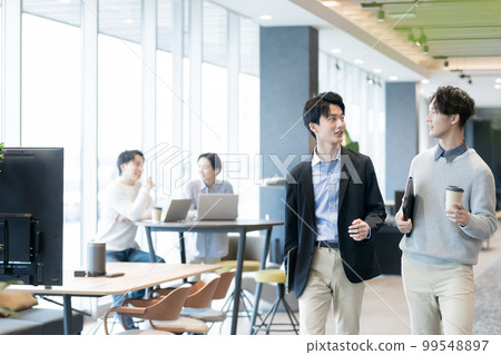 在設計師辦公室工作的人 在設計師辦公室工作的人 99548897