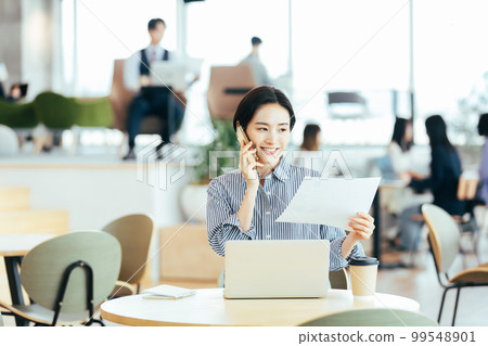 在設計師辦公室工作的人 在設計師辦公室工作的人 99548901