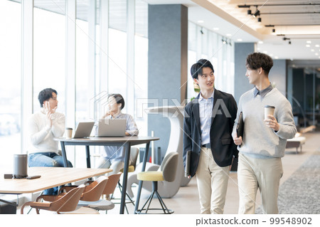 在設計師辦公室工作的人 在設計師辦公室工作的人 99548902