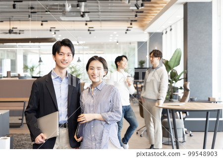 在設計師辦公室工作的人 在設計師辦公室工作的人 99548903