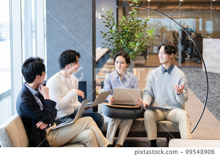 在設計師辦公室工作的人 在設計師辦公室工作的人 99548906