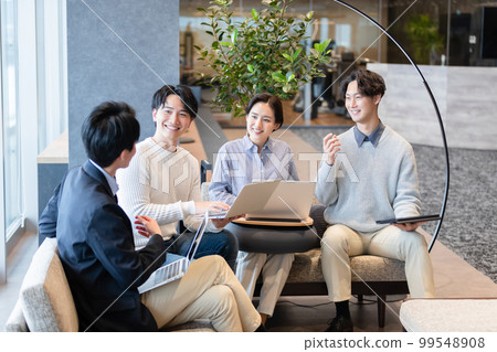 在設計師辦公室工作的人 在設計師辦公室工作的人 99548908