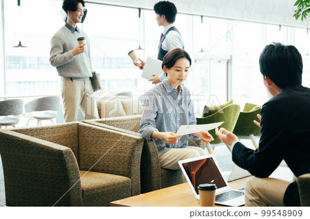 在設計師辦公室工作的人 在設計師辦公室工作的人 99548909