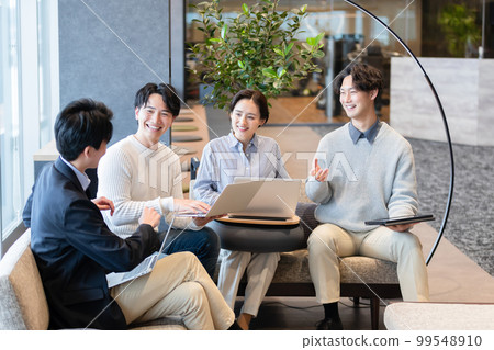 在設計師辦公室工作的人 在設計師辦公室工作的人 99548910