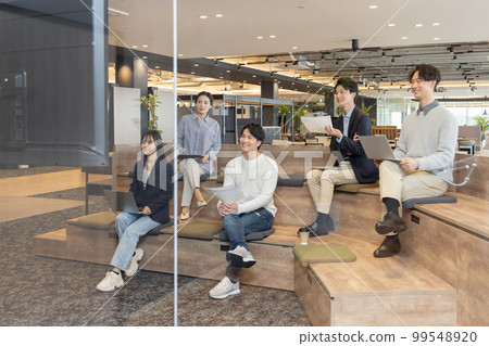 透過玻璃，在時尚設計師的辦公室、分層樓梯工作的人們 99548920