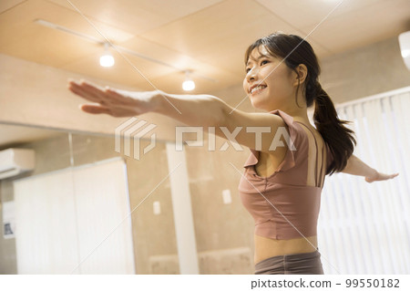 在健身房做瑜伽的年輕女子 99550182